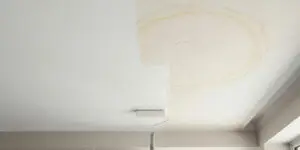 Intérieur provençal restauré après dégât des eaux, illustration du guide rénovation peinture et assurance par BL Peinture Rénov