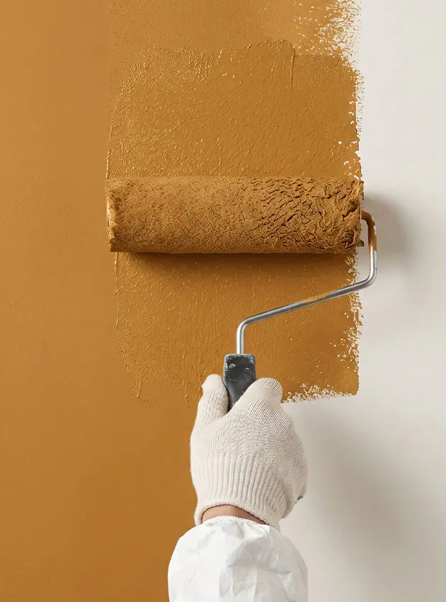 Peintre à Draguignan : application d'une peinture ocre chaux au rouleau par BL Peinture Rénov