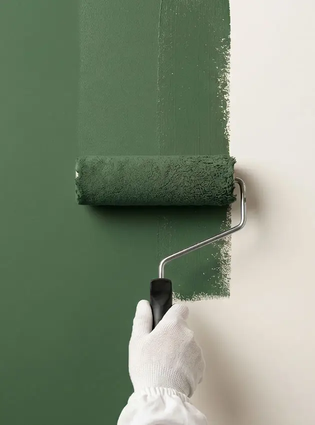 Peintre à Fréjus : application d'une peinture terracotta au rouleau par BL Peinture Rénov