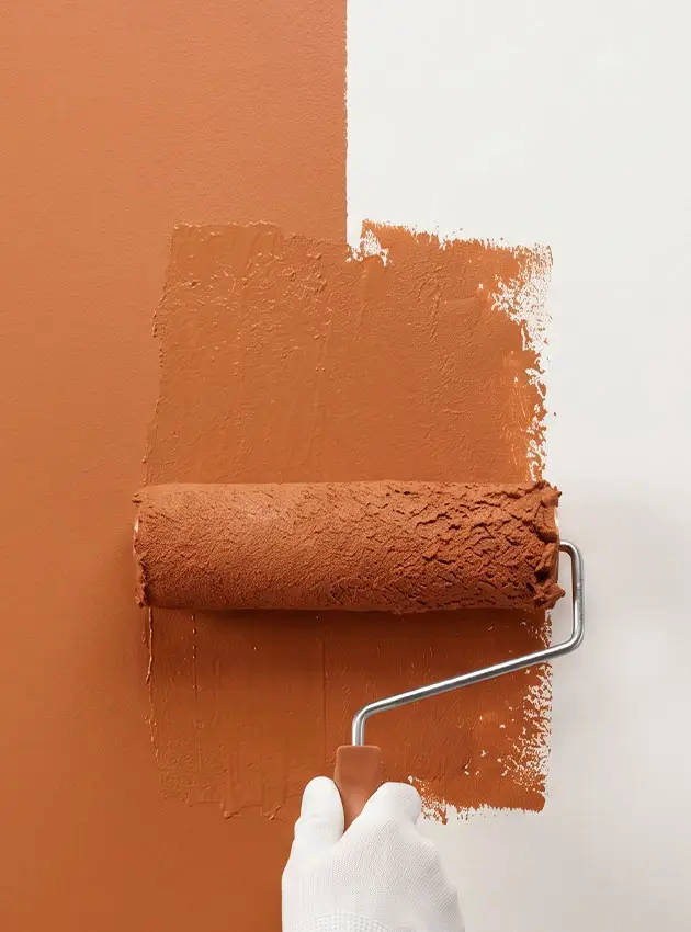 Application d'une peinture ocre au rouleau sur un mur, BL Peinture Rénov au Muy