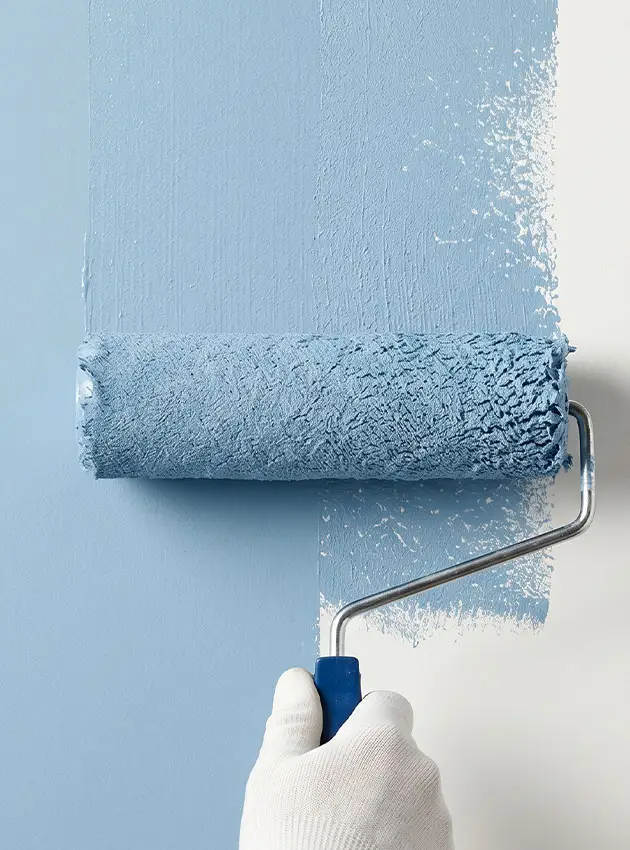 Peintre à Sainte-Maxime : application d'une peinture bleue au rouleau par BL Peinture Rénov
