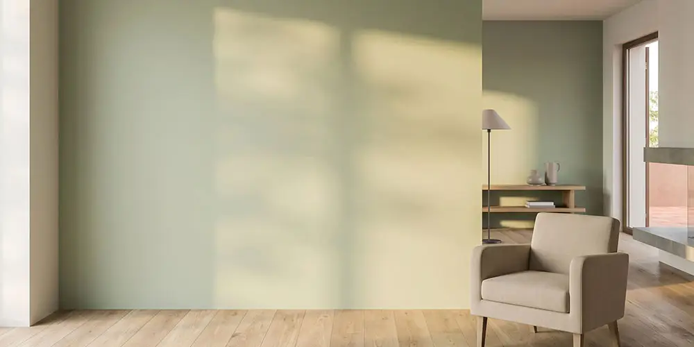 Salon rénové avec mur peint en vert sauge, illustration du guide des prix peinture dans le Var par BL Peinture Rénov
