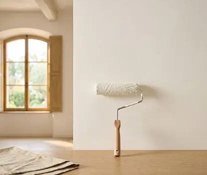 Peinture intérieure d'un mur lisse et lumineux par BL Peinture Rénov, finition soignée dans une maison du Var