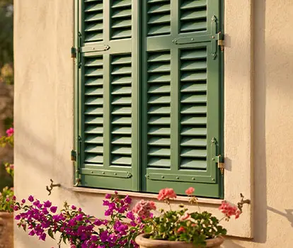 Volets en bois fraîchement peints en vert par BL Peinture Rénov, façade provençale dans le Var