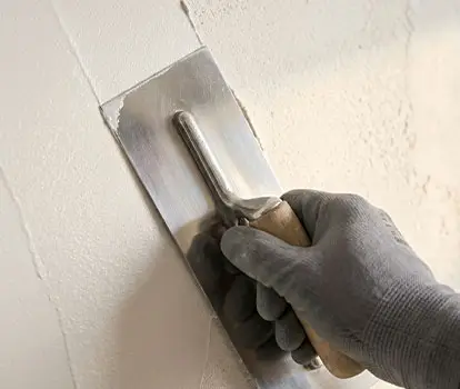 Plâtre lissé et préparation de mur avant peinture par BL Peinture Rénov, finition soignée