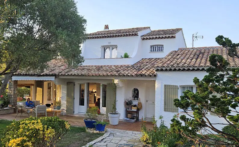 Villa provençale avec façade blanche fraîchement repeinte et volets en bois vert sauge, rénovation extérieure réalisée par BL Peinture Rénov dans le Var