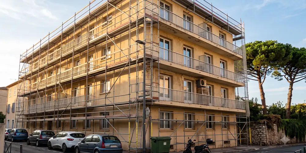 Échafaudage installé sur la façade d'un immeuble en copropriété à Fréjus