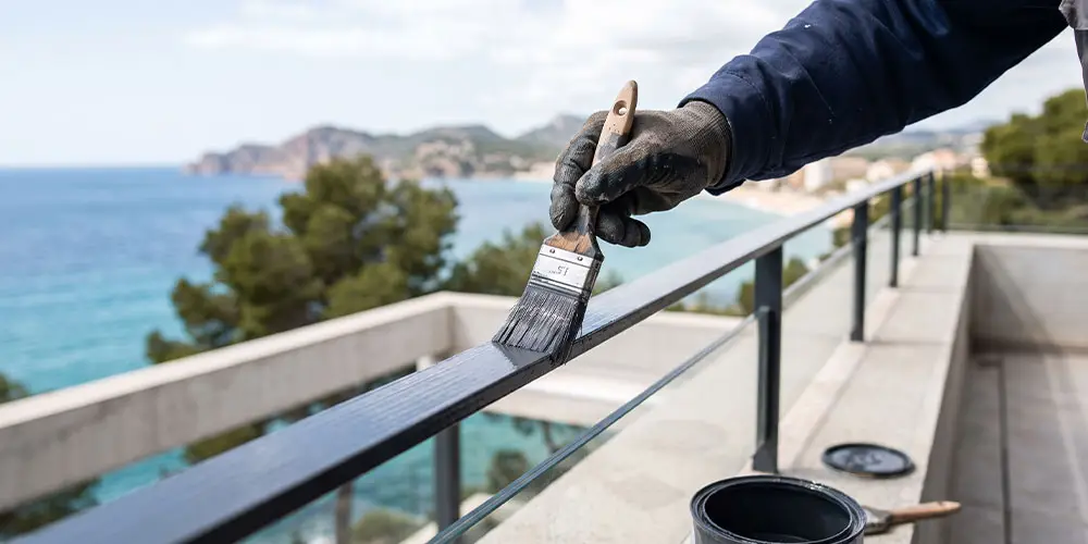 Peintre à Roquebrune-sur-Argens : finition d'un garde-corps sur terrasse par BL Peinture Rénov