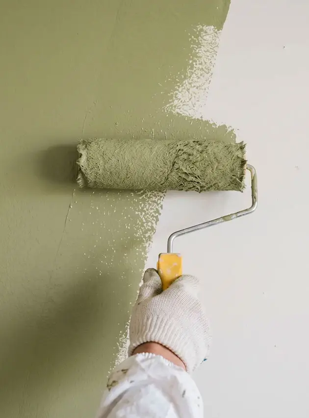Peintre à Roquebrune-sur-Argens : application d'une peinture vert olive au rouleau par BL Peinture Rénov